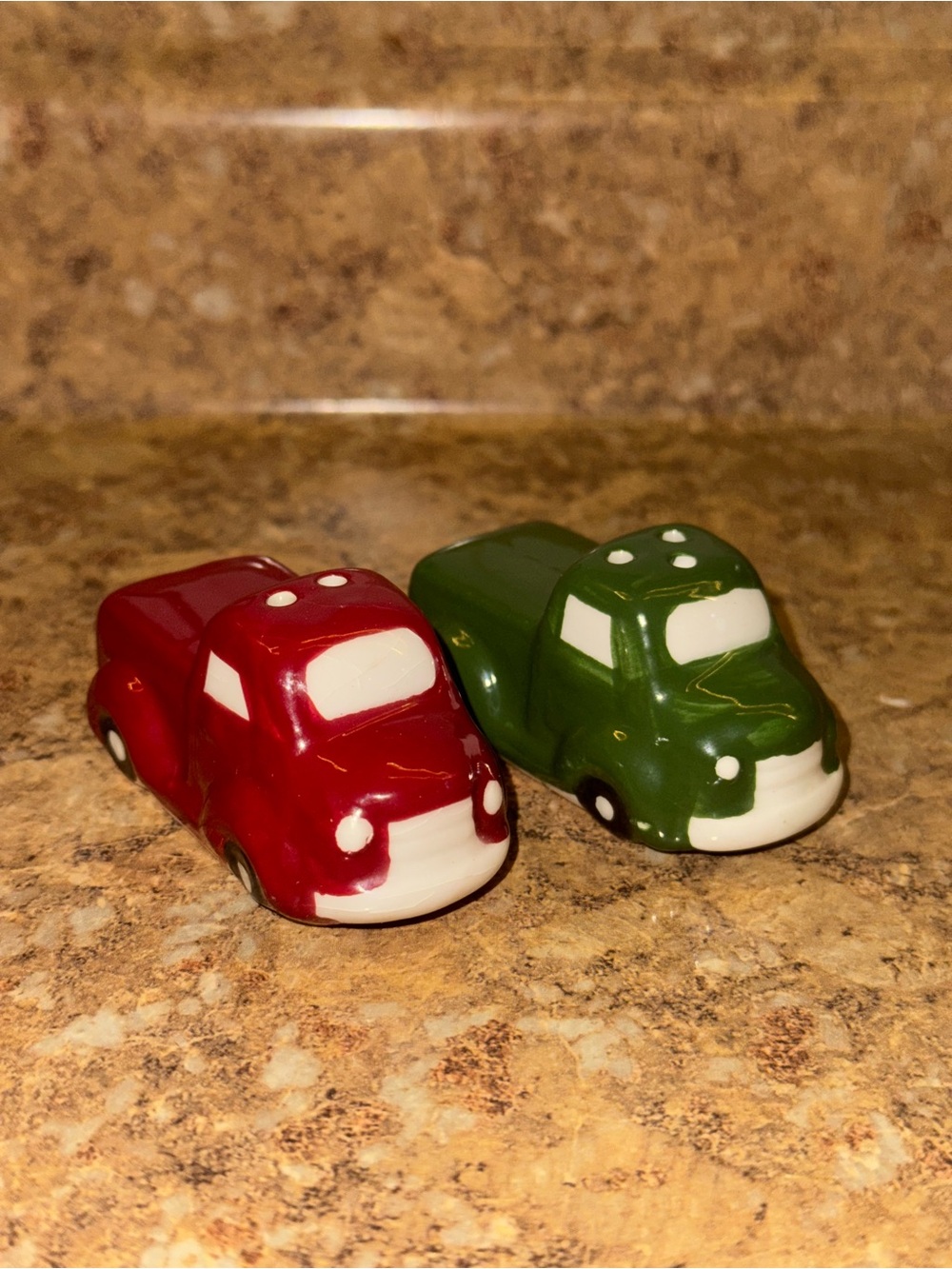 Cracker Barrel Red & Green Pickup Trucks Holiday Mini Salt & Pepper Shakers NWT
